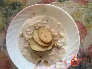 Вівсяна каша з грушею та корицею