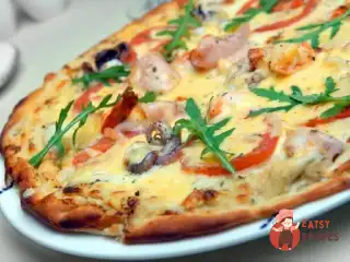 Піца з томатами, кальмарами та креветками