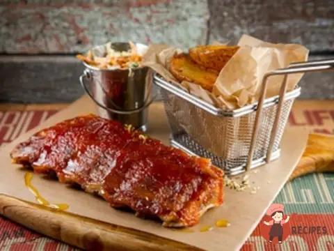 Смажені свинячі ребра в соусі BBQ з овочевим салатом та печеною картоплею