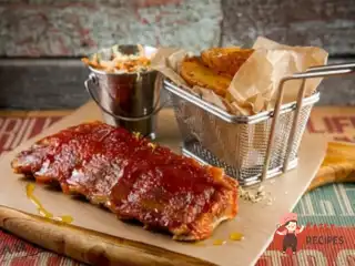 Смажені свинячі ребра в соусі BBQ з овочевим салатом та печеною картоплею