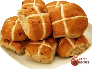 Гарячі булочки з коринкою