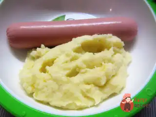 Варені сосиски з картопляним пюре