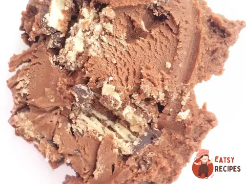 Шоколадне морозиво з цукерками KitKat