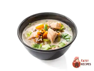 Кокосовий суп з лососем та рисом.