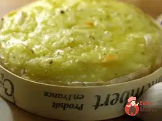 Смажений камамбер із часником та помідорами