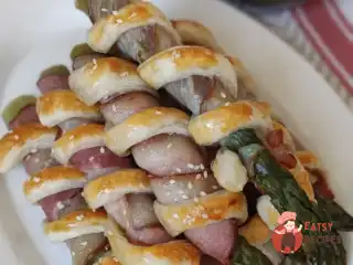 Спаржа в беконі та листковому тесті