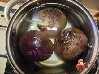 Крок 2: Буряковий салат із квасолею та солоними огірками