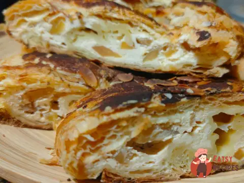 Слоєний рулет із сиром і яблуками