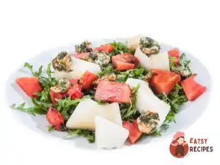 Салат з креветками, динею, кавуном та рукколою