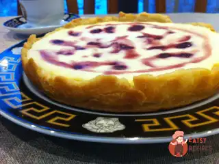 Сирний пиріг з вишнею