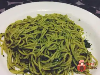 Паста із зеленню та часником