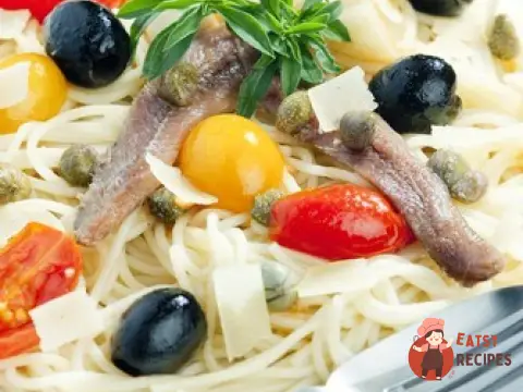 Спагетті з анчоусами, петрушкою, оливками та каперсами