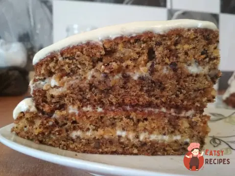Морквяний торт з волоськими горіхами та корицею