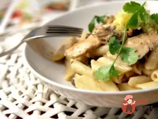 Паста смажена з курячим філе та імбиром