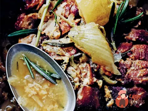 Свинина, тушкована в молоці, з часником і розмарином