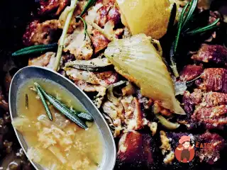 Свинина, тушкована в молоці, з часником і розмарином