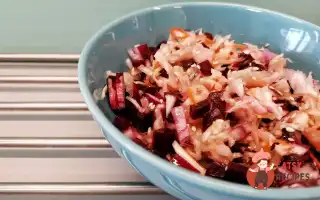 Рожевий Салат Із Квашеної Капусти З Цибулею Та Буряком.
