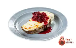 Гарячий бутерброд зі свинячою шиєю та сиром