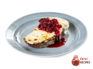 Гарячий бутерброд зі свинячою шиєю та сиром