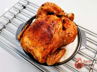 Хрумка курочка, запечена на солі з часником і спеціями