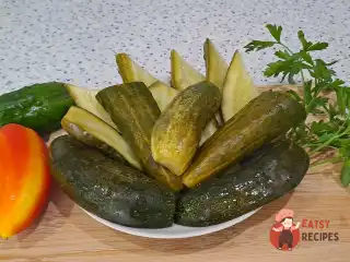 Огірки малосольні у відрі