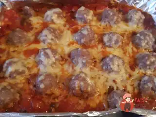 Тефтелі з яловичини у томатному соусі з сиром