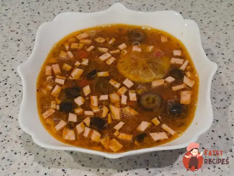 Солянка з яловичиною та ковбасою
