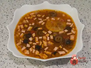 Солянка з яловичиною та ковбасою