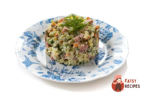 Класичний олів'є з ковбасою та яблуком