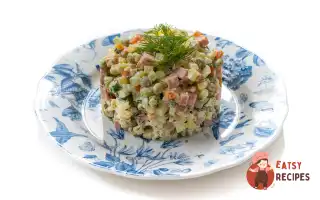 Класичний Олів'є З Ковбасою Та Яблуком