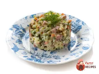 Класичний олів'є з ковбасою та яблуком