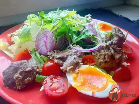 Теплий салат з курячою печінкою та руколою