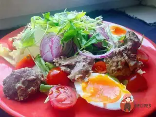 Теплий салат з курячою печінкою та руколою