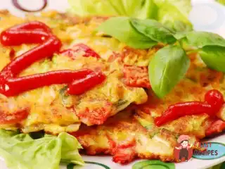 Пікантний омлет з перцем, сиром грюєр та цибульним соусом