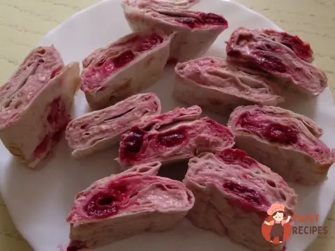 Сирно-вишневий рулет з лаваша