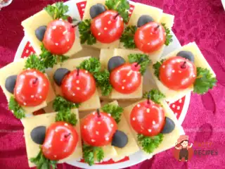 Сирне канапе з помідорами та оливками