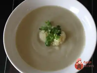 Суп-пюре з цвітної капусти та блакитного сиру