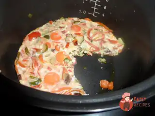 Омлет з овочами та ковбасою в мультиварці