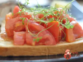 Легкий салат на тості