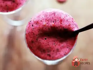 Холодний ягідний десерт із м'ятою