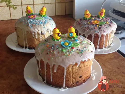 Паска великодня з родзинками та ваніллю