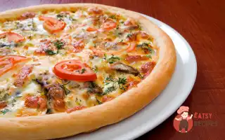 Піца з шинкою, помідорами та артишоками