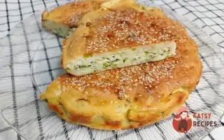 Заливний пиріг з яйцем та зеленим луком