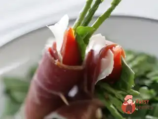 Закуска з пармської шинки, спаржі та шпинату