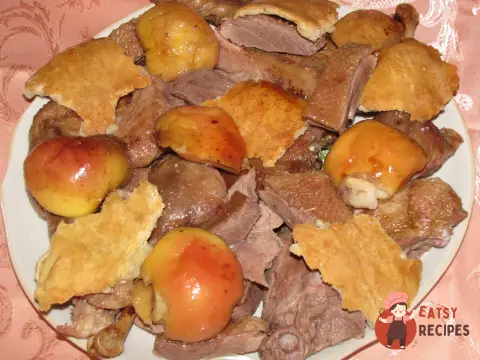 Гусак у тісті, фарширований яблуками