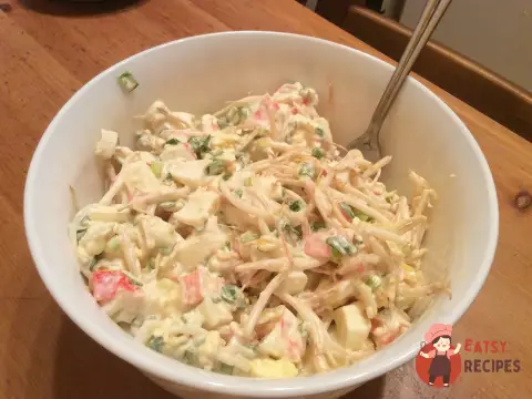 Ніжний салат з крабом, яйцями та проростками