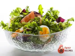 Салат з листя кульбаби з помідорами чері