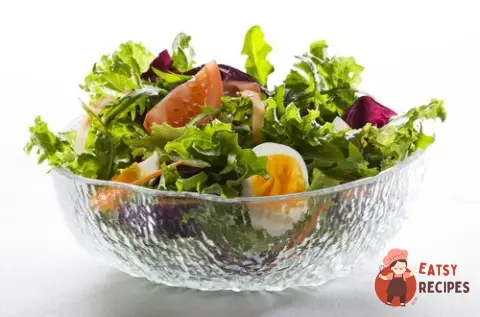 Салат з листя кульбаби з помідорами чері