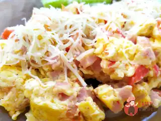 Скрембл із шинкою та помідорами