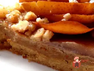 Мигдальний тaрт з кремом та грушами